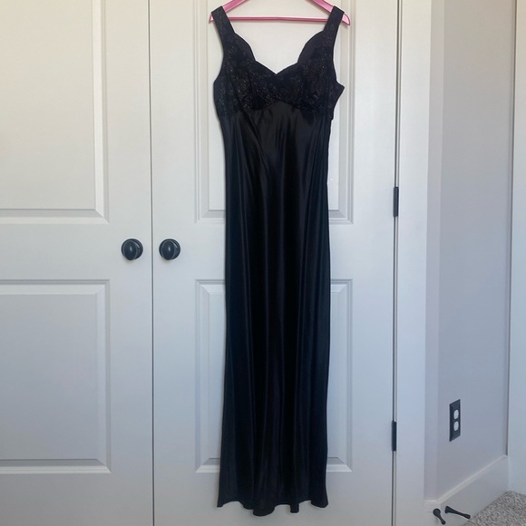 Steppin Out‎ Dresss Velvet & Satin - Picture 1 of 13